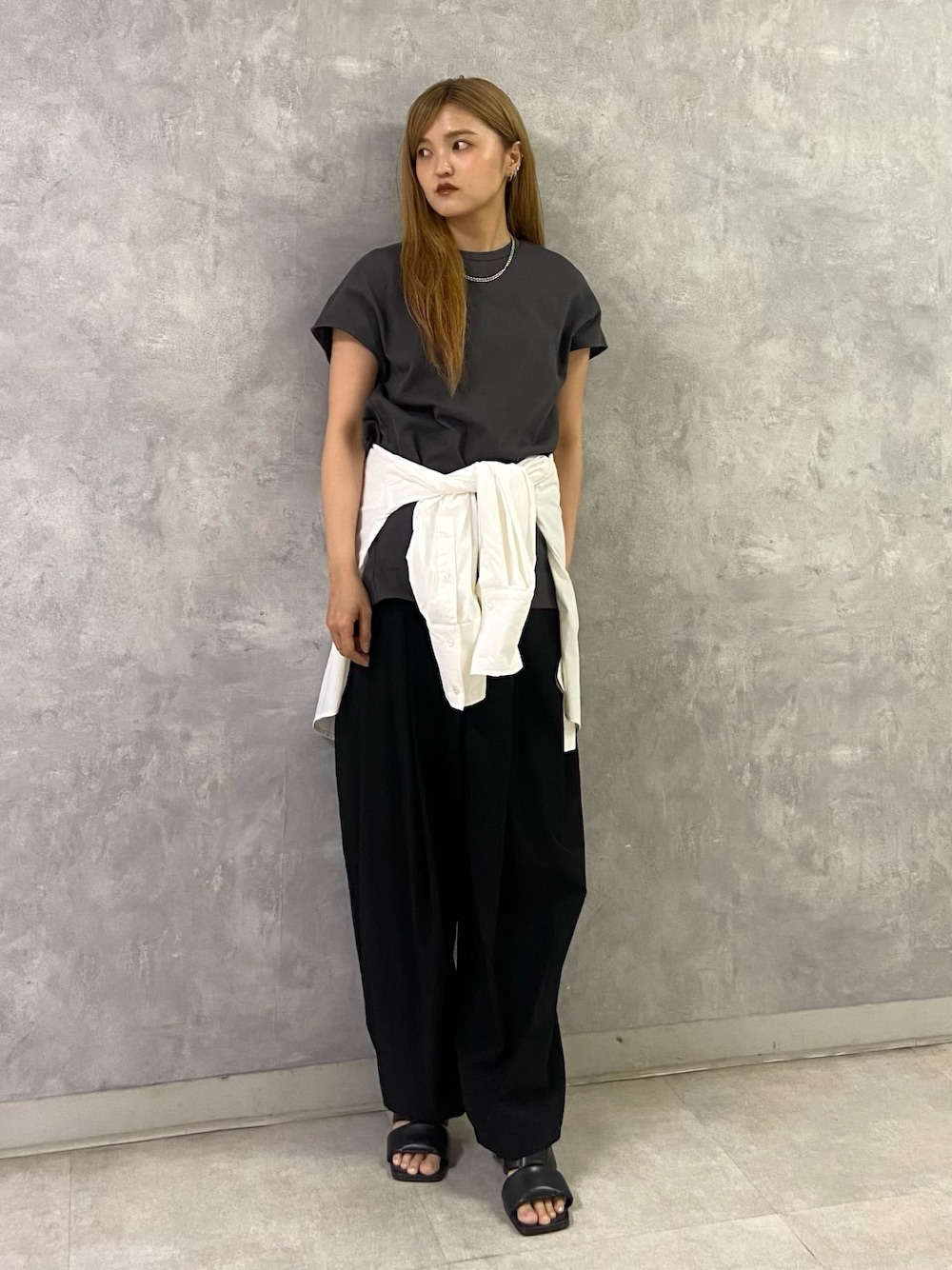 グレー系のTシャツ/カットソー、ホワイト系のブルゾン、ブラック系のその他パンツを着用したレディースの夏コーディネートの1枚目の写真
