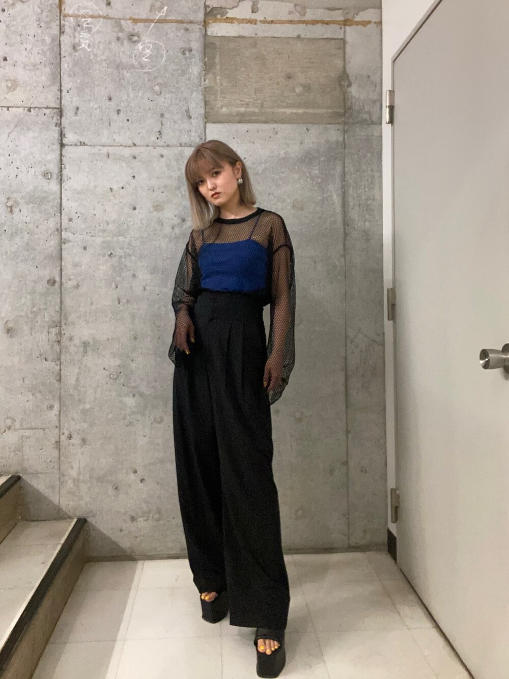 ブラック系のTシャツ/カットソー、ブルー系のキャミソール、ブラック系のその他パンツを着用したレディースの春コーディネートの1枚目の写真