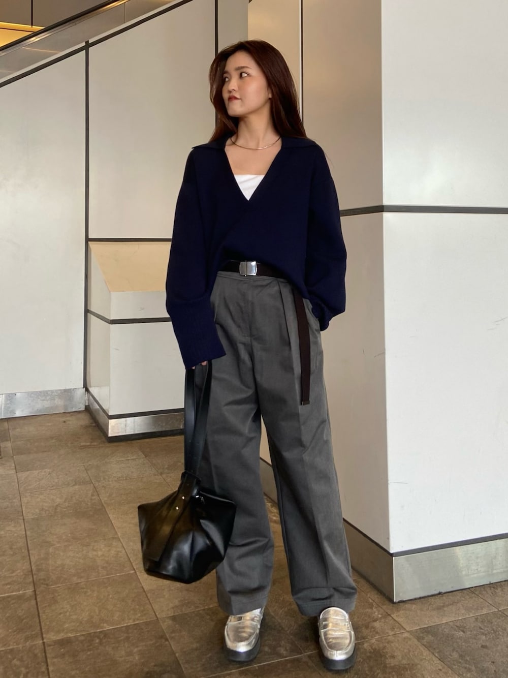 ブルー系のニット/セーター、グレー系のその他パンツ、シルバー系のローファーを着用したレディースの冬コーディネートの1枚目の写真