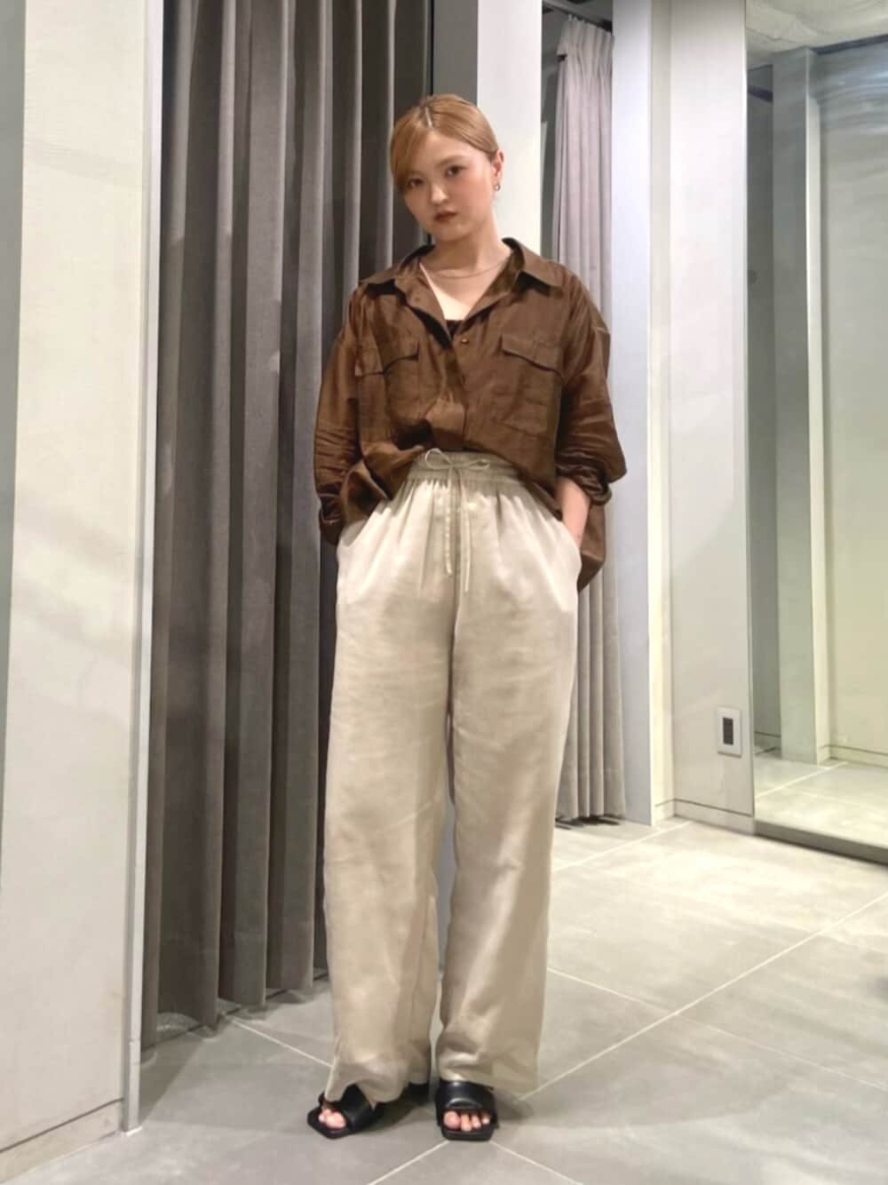 ホワイト系のその他パンツ、ブラック系のサンダル、ブラウン系のシャツ/ブラウスを着用したレディースの夏コーディネートの1枚目の写真