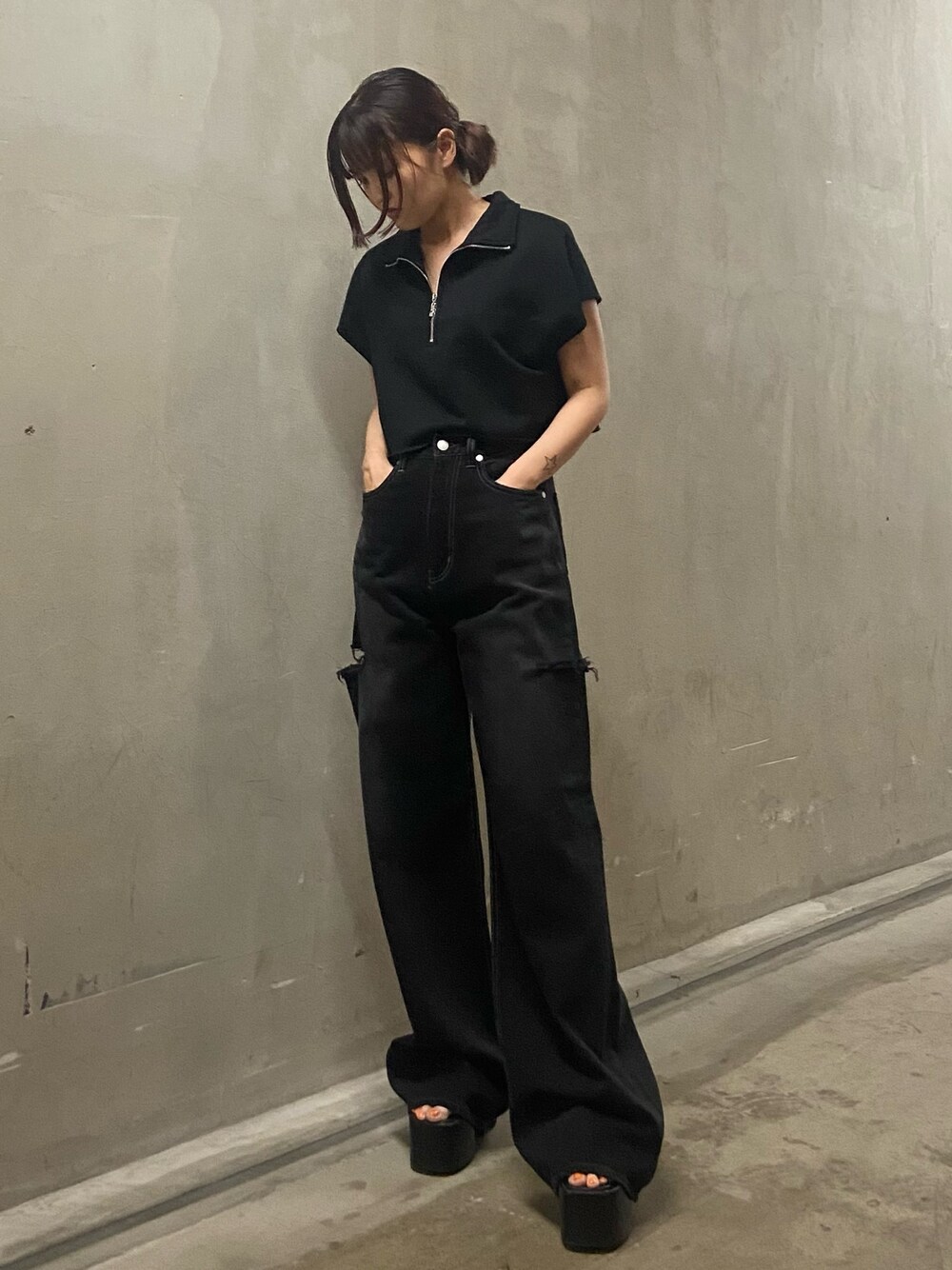 ブラック系のTシャツ/カットソー、ブラック系のデニムパンツ、ブラック系のサンダルを着用したレディースの夏コーディネートの1枚目の写真