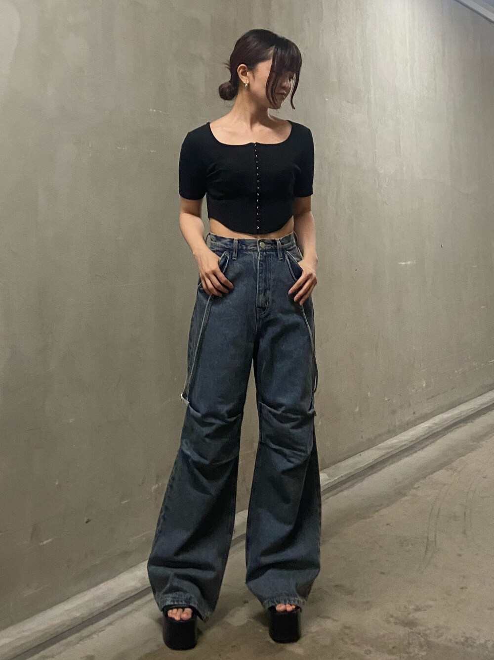 ブラック系のTシャツ/カットソー、ブルー系のデニムパンツ、ブラック系のサンダルを着用したレディースの夏コーディネートの1枚目の写真