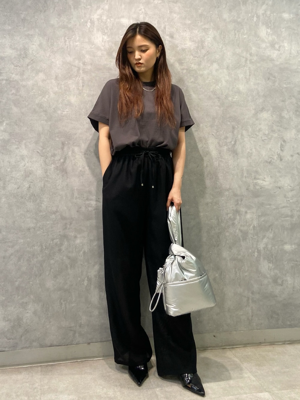 グレー系のTシャツ/カットソー、ブラック系のその他パンツ、ブラック系のパンプスを着用したレディースの春コーディネートの1枚目の写真