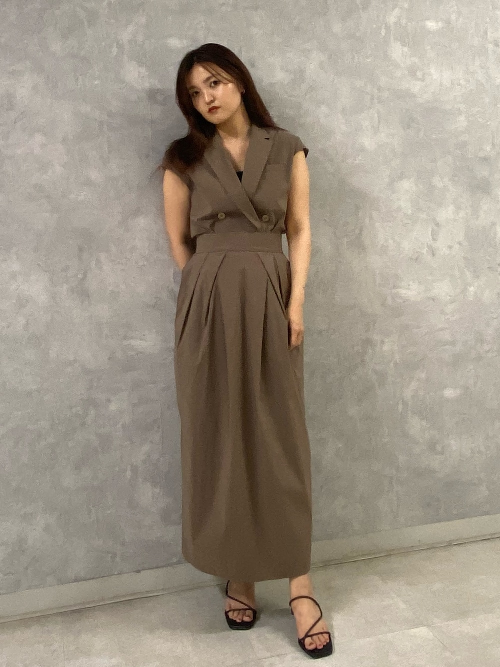 ブラウン系のシャツ/ブラウス、ブラウン系のスカート、ブラック系のサンダルを着用したレディースの夏コーディネートの1枚目の写真