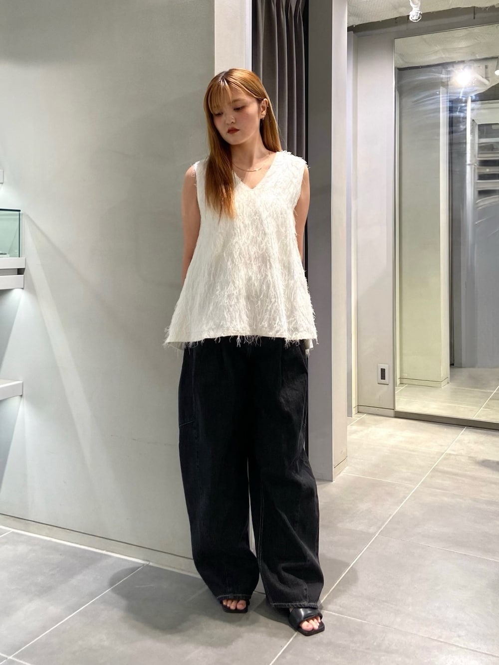 ホワイト系のシャツ/ブラウス、ブラック系のデニムパンツ、ブラック系のサンダルを着用したレディースの夏コーディネートの1枚目の写真