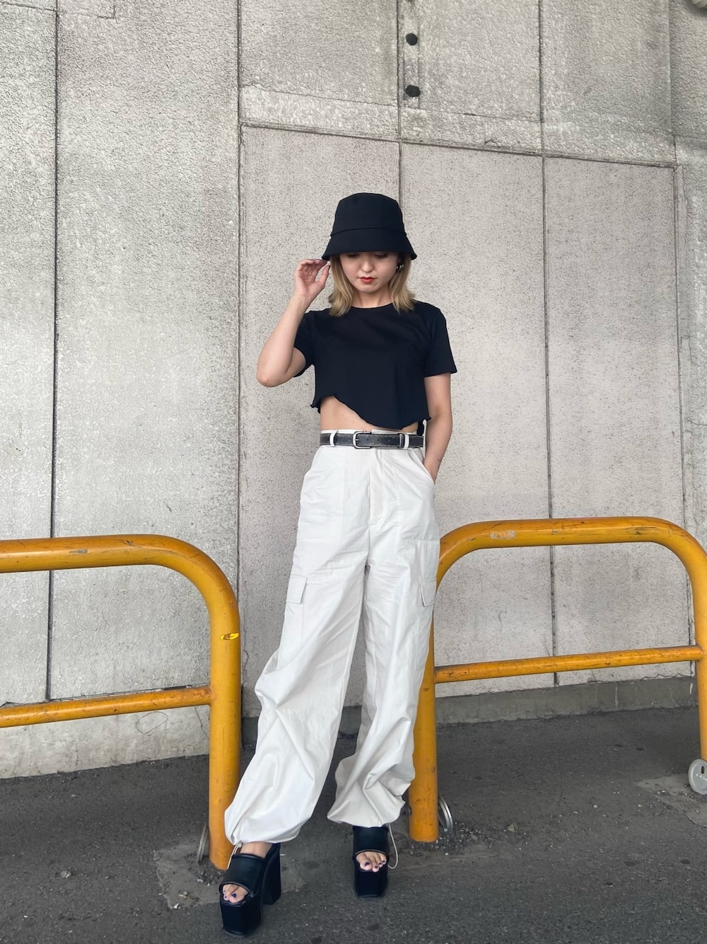 ブラック系のTシャツ/カットソー、ホワイト系のカーゴパンツ、ブラック系のサンダルを着用したレディースの夏コーディネートの1枚目の写真