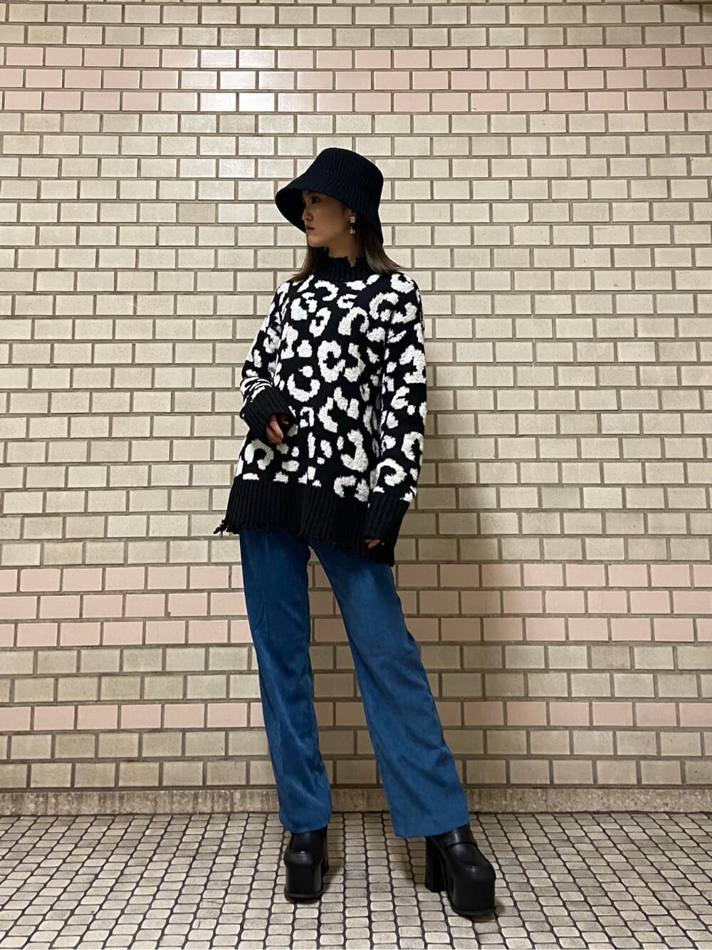 ブルー系のその他パンツ、ブラック系のニット/セーター、ブラック系のローファーを着用したレディースの冬コーディネートの1枚目の写真