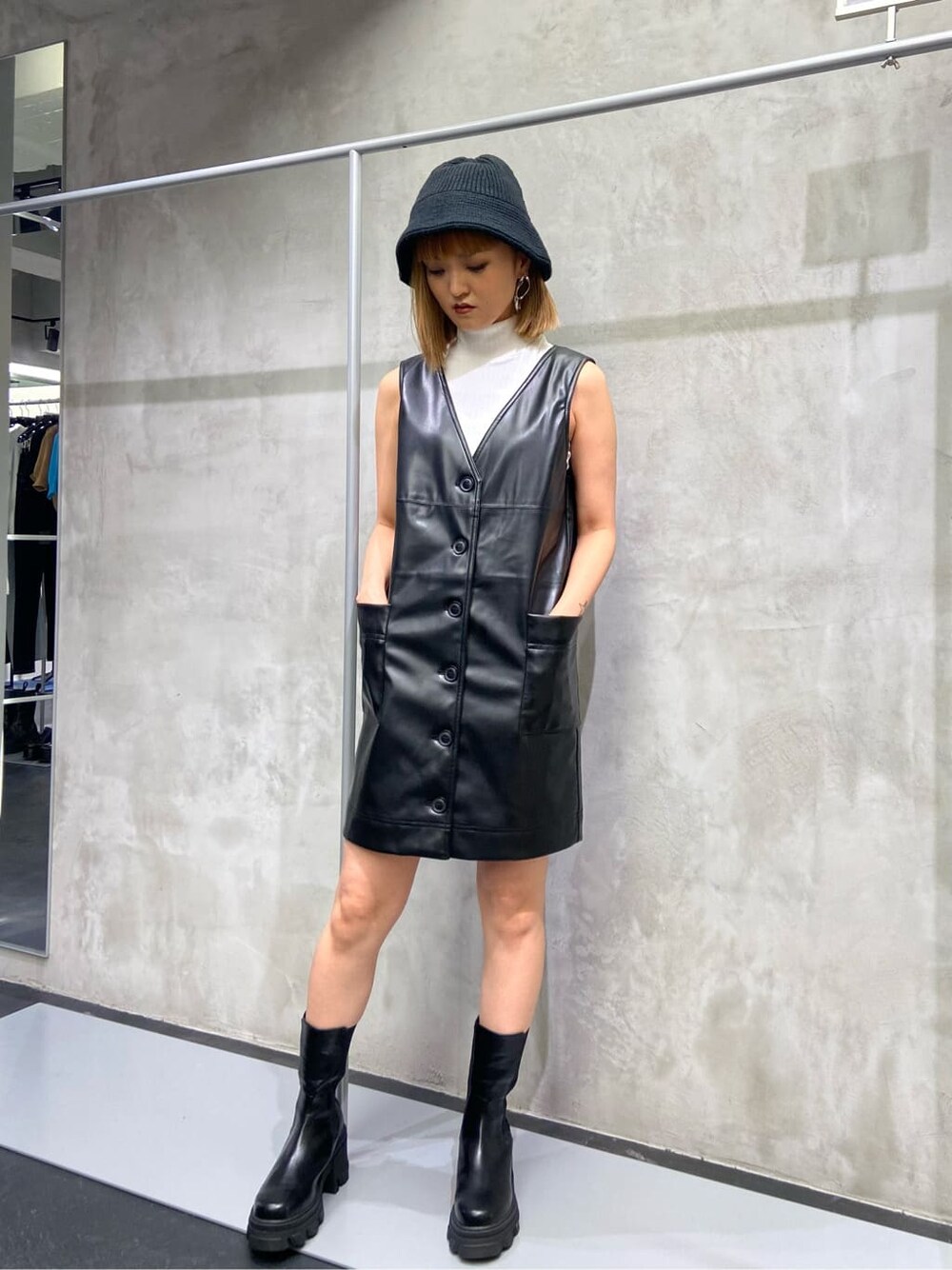 ブラック系のワンピース、ブラック系のブーツ、ホワイト系のTシャツ/カットソーを着用したレディースの夏コーディネートの1枚目の写真