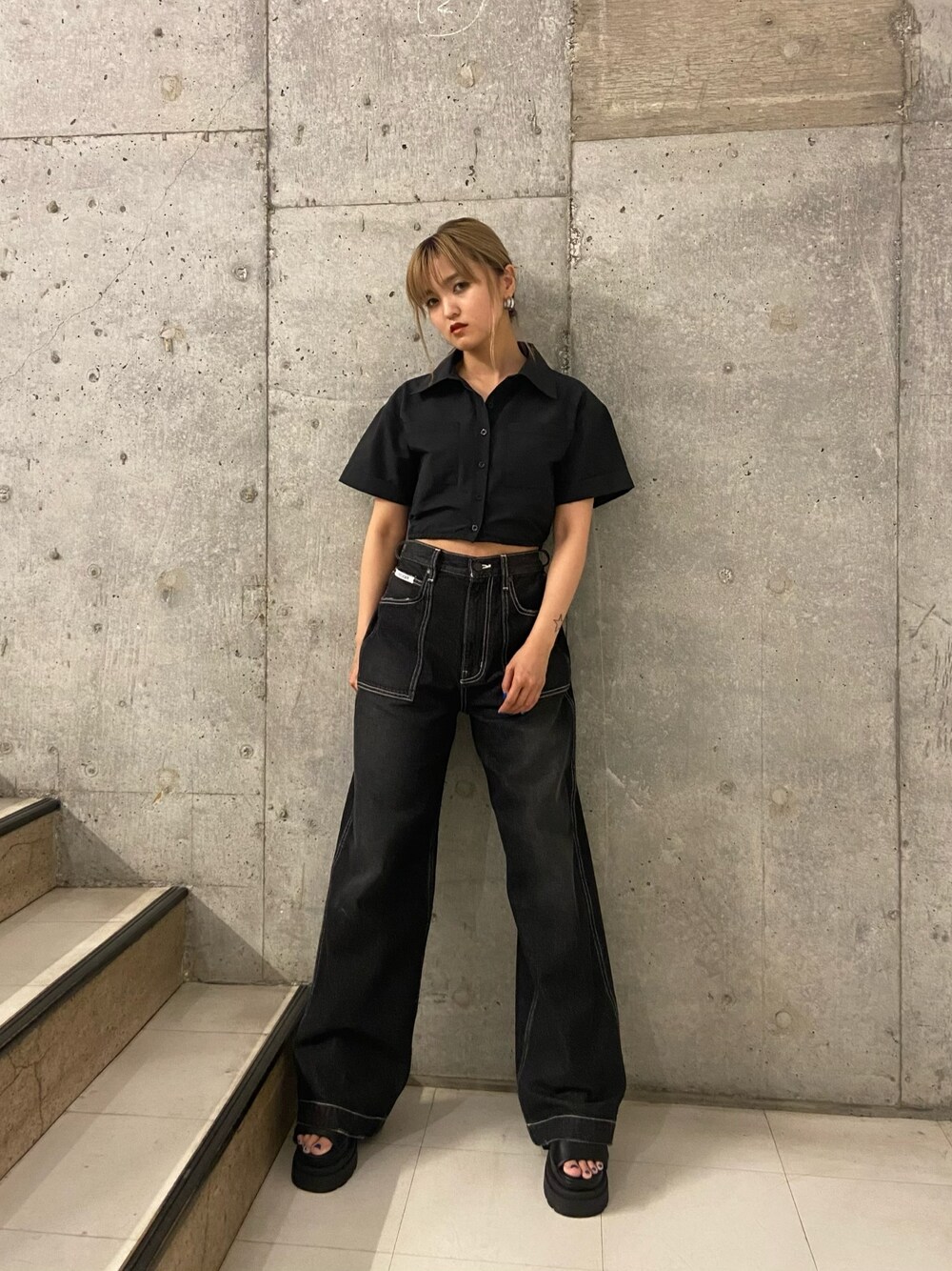 ブラック系のシャツ/ブラウス、ブラック系のデニムパンツ、ブラック系のサンダルを着用したレディースの夏コーディネートの1枚目の写真