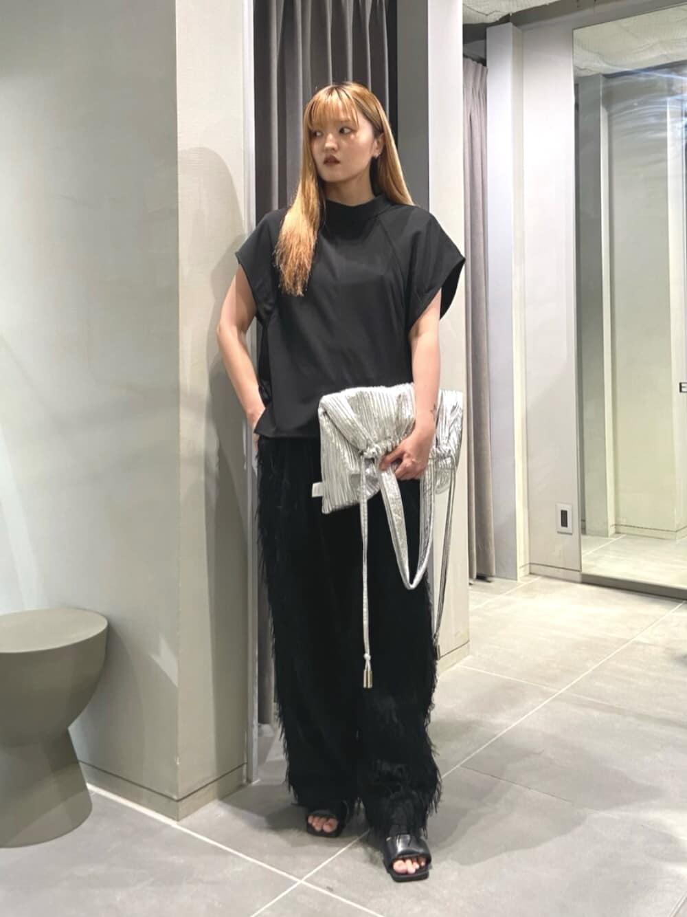 ブラック系のサンダル、ブラック系のTシャツ/カットソー、シルバー系のトートバッグを着用したレディースの夏コーディネートの1枚目の写真