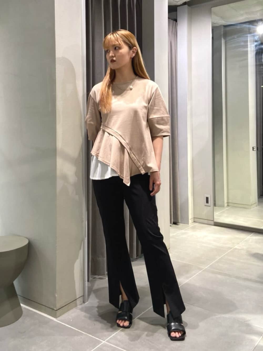 ブラック系のサンダル、ベージュ系のTシャツ/カットソー、ブラック系のその他パンツを着用したレディースの夏コーディネートの1枚目の写真