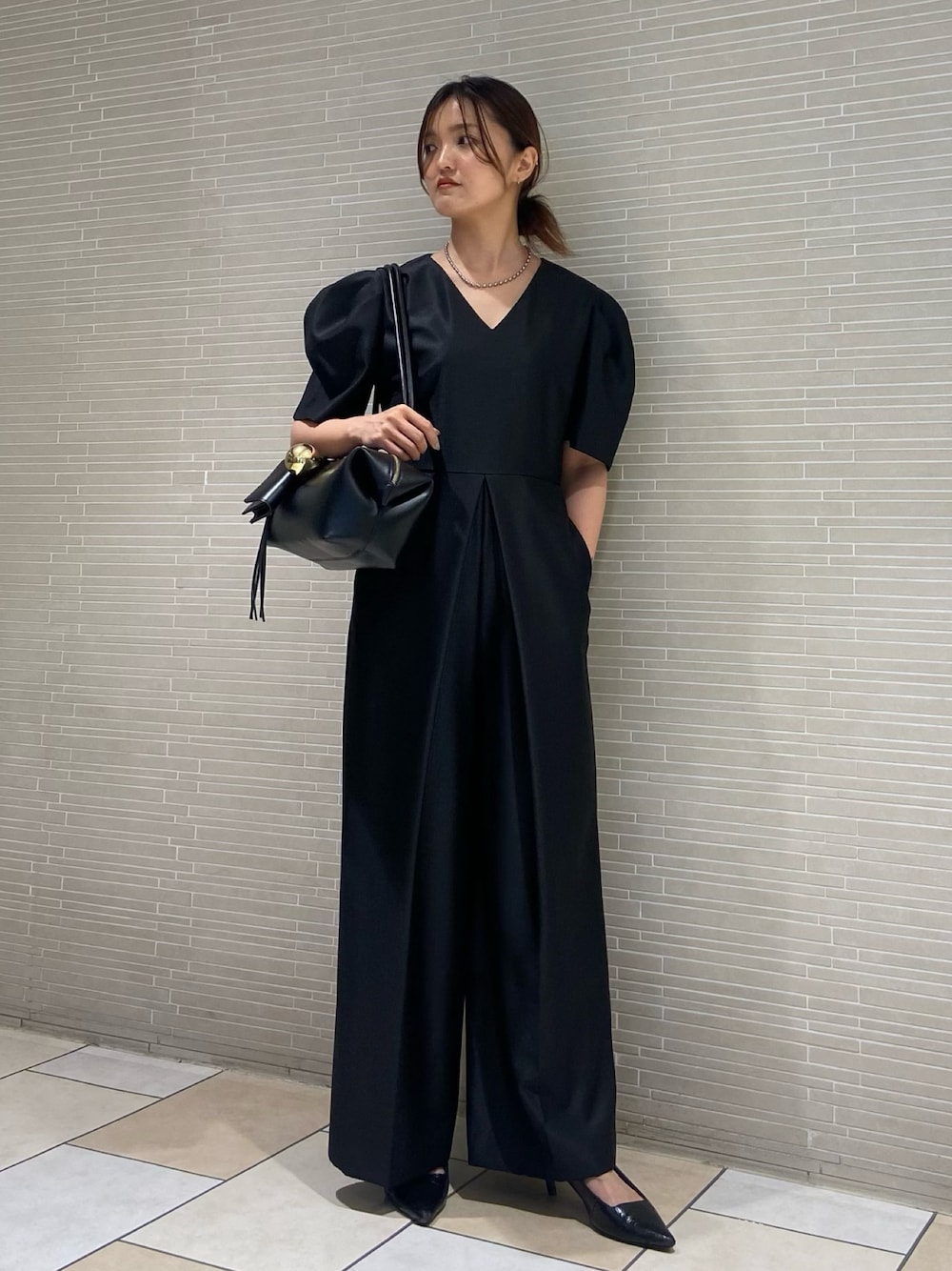 ブラック系のつなぎ/オールインワン、ブラック系のサンダル、ブラック系のボストンバッグを着用したレディースの夏コーディネートの1枚目の写真