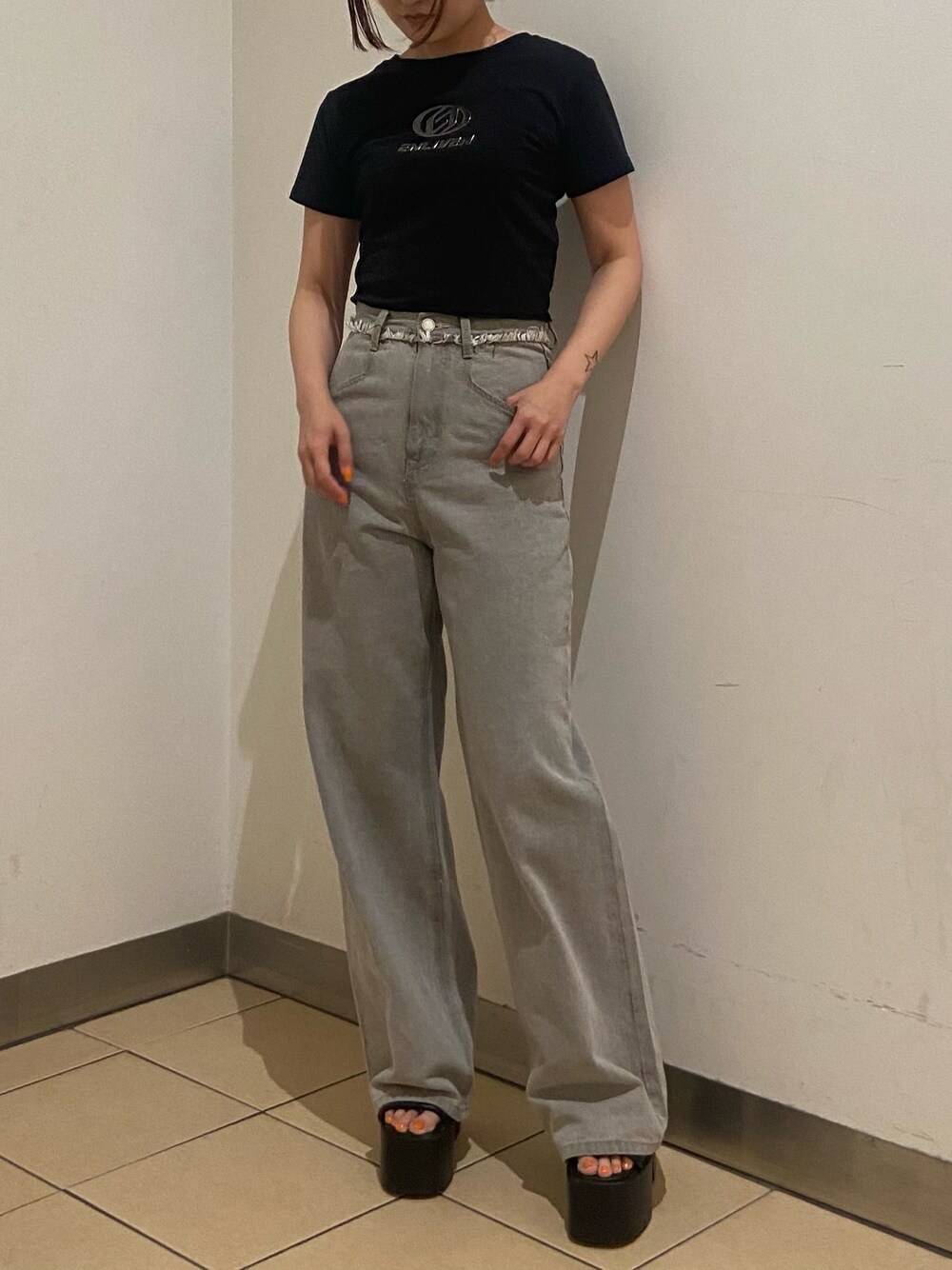 ブラック系のTシャツ/カットソー、グレー系のデニムパンツ、ブラック系のサンダルを着用したレディースの夏コーディネートの1枚目の写真