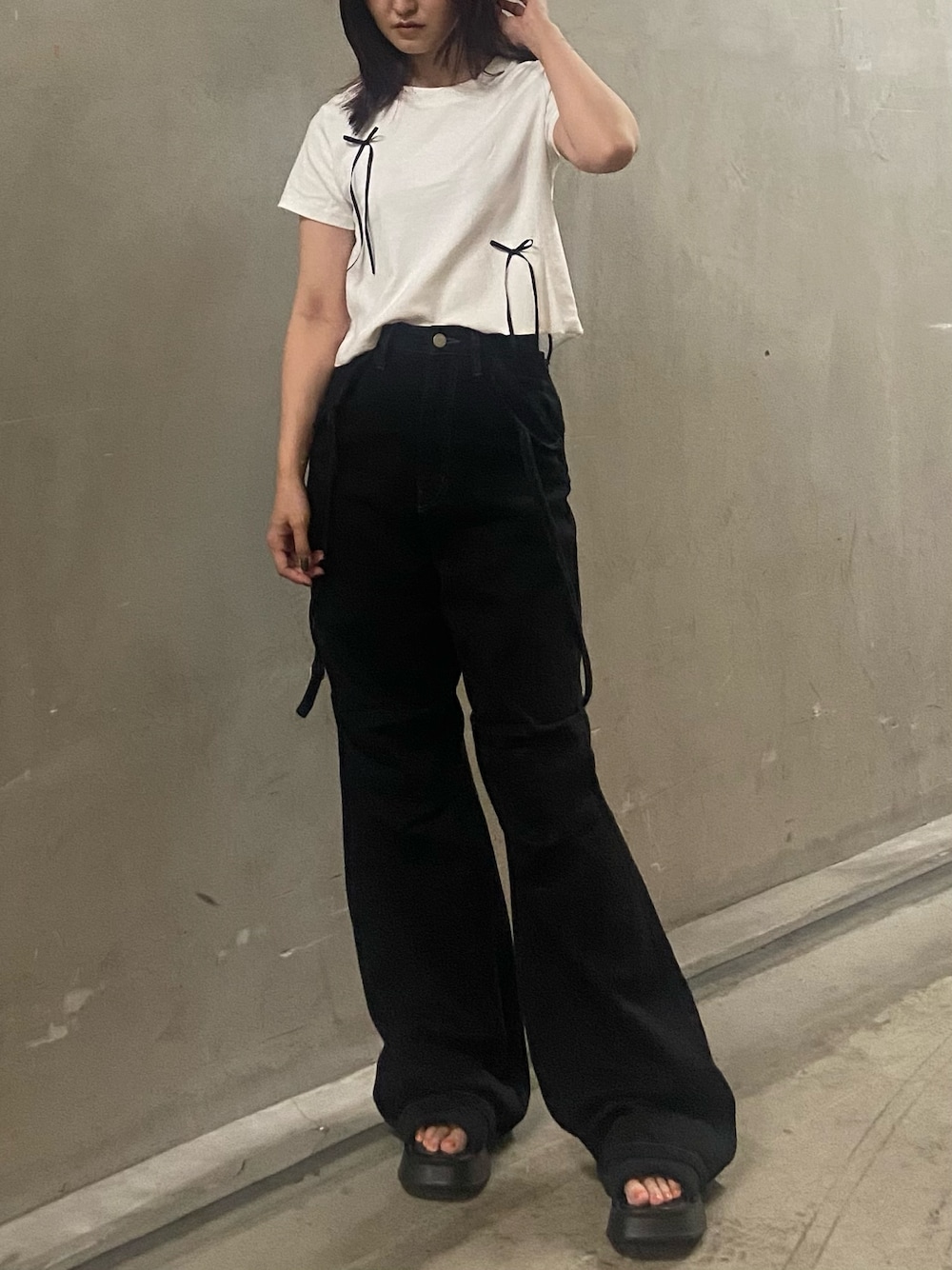 ホワイト系のTシャツ/カットソー、ブラック系のデニムパンツ、ブラック系のサンダルを着用したレディースの夏コーディネートの1枚目の写真