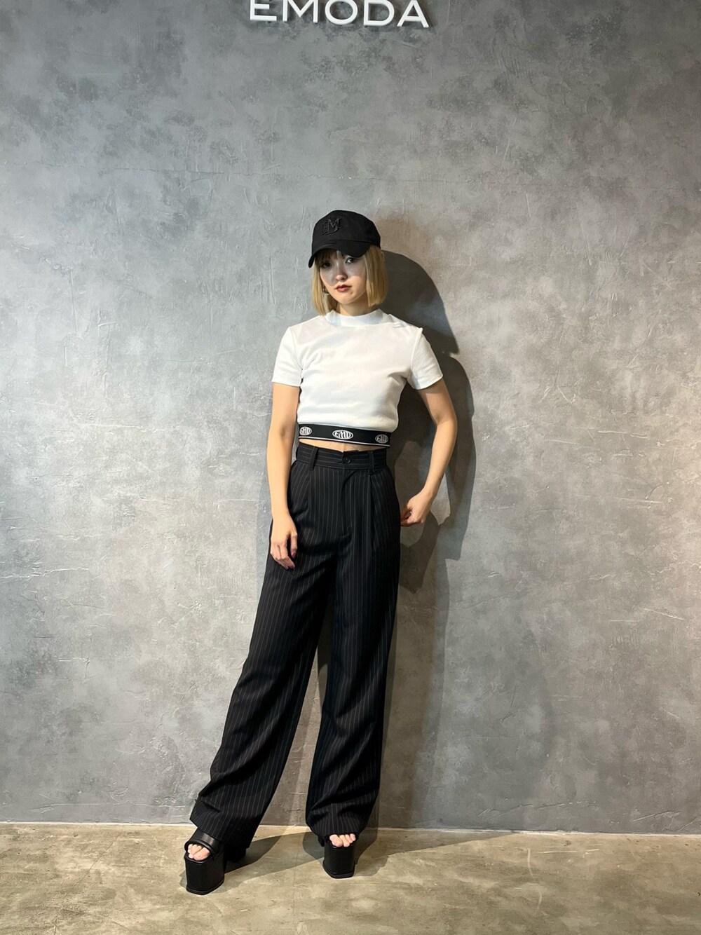 ホワイト系のTシャツ/カットソー、その他のその他パンツ、ブラック系のサンダルを着用したレディースの春コーディネートの1枚目の写真