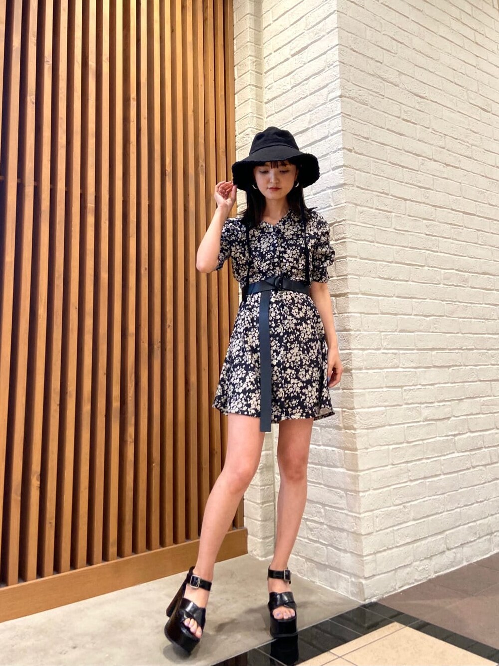 その他のワンピース、ブラック系のサンダル、ブラック系のベルトを着用したレディースの春コーディネートの1枚目の写真