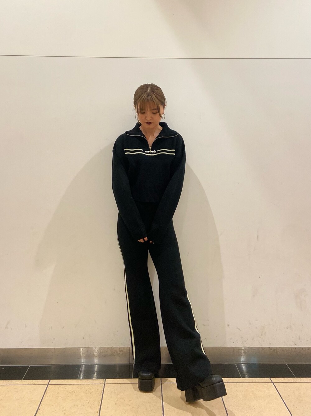 ブラック系のニット/セーター、ブラック系のその他パンツ、ブラック系のブーツを着用したレディースの秋コーディネートの1枚目の写真