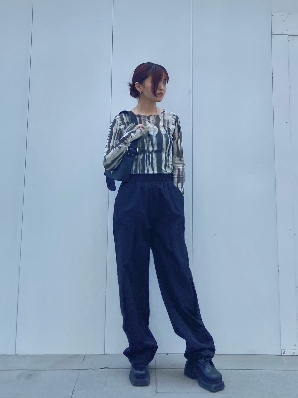 その他のTシャツ/カットソー、ブラック系のその他パンツ、ブラック系のブーツを着用したレディースの春コーディネートの1枚目の写真