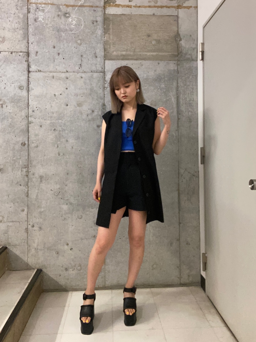 ブラック系のワンピース、ブルー系のキャミソール、ブラック系のその他パンツを着用したレディースの春コーディネートの1枚目の写真