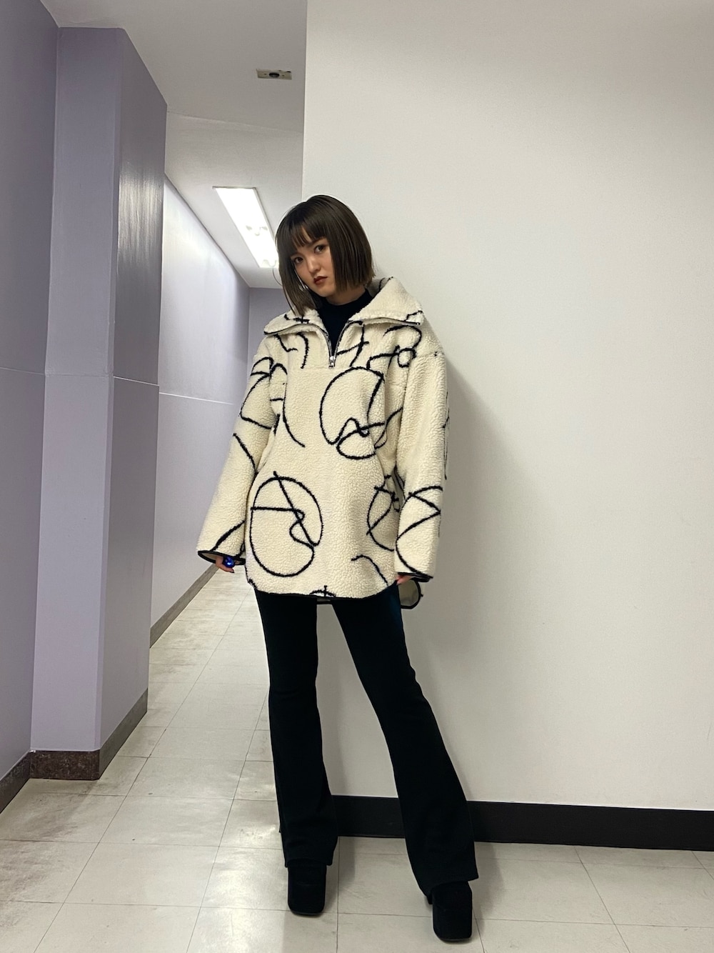 ブラック系のその他パンツ、ブラック系のブーツ、ブラック系のニット/セーターを着用したレディースの秋コーディネートの1枚目の写真