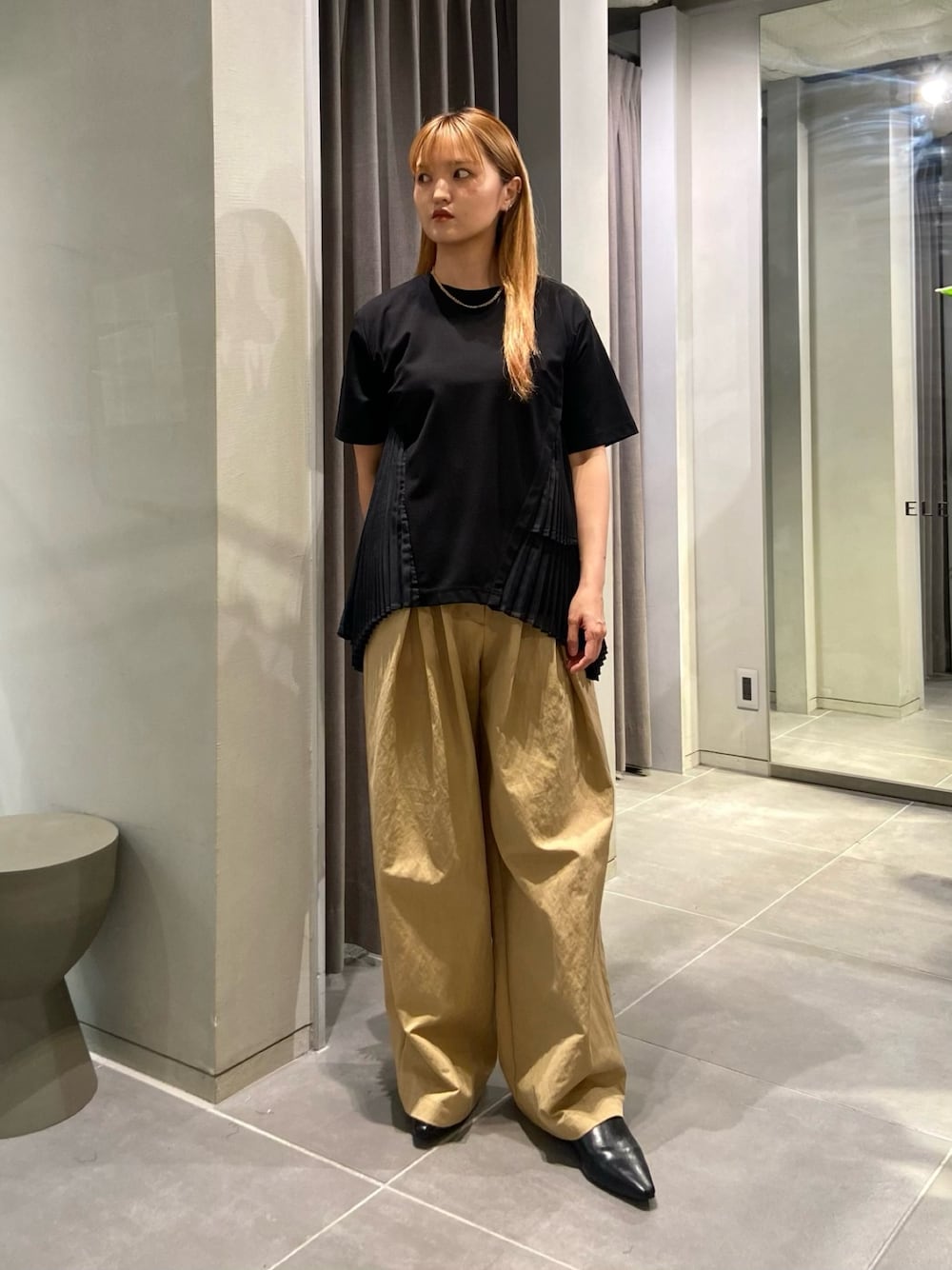 ブラック系のTシャツ/カットソー、ベージュ系のその他パンツ、ブラック系のパンプスを着用したレディースの夏コーディネートの1枚目の写真