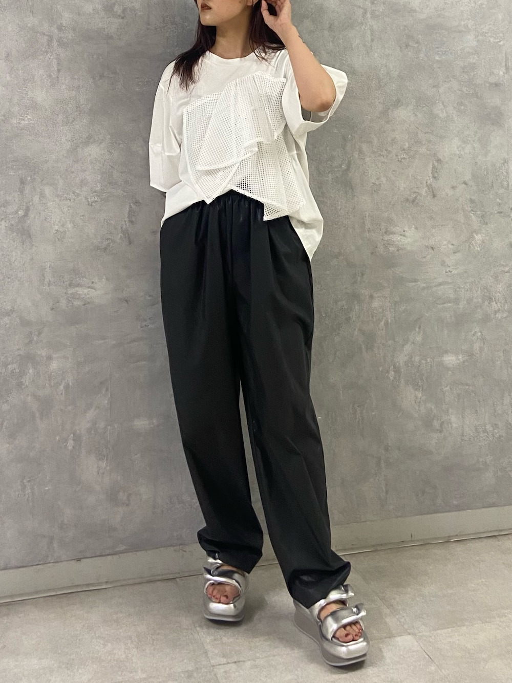 ブラック系のその他パンツ、シルバー系のサンダル、ホワイト系のTシャツ/カットソーを着用したレディースの夏コーディネートの1枚目の写真
