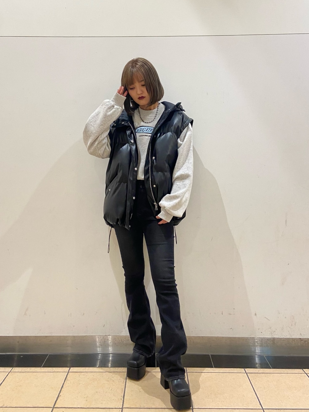 その他のブルゾン、グレー系のスウェット、ブラック系のデニムパンツを着用したレディースの秋コーディネートの1枚目の写真