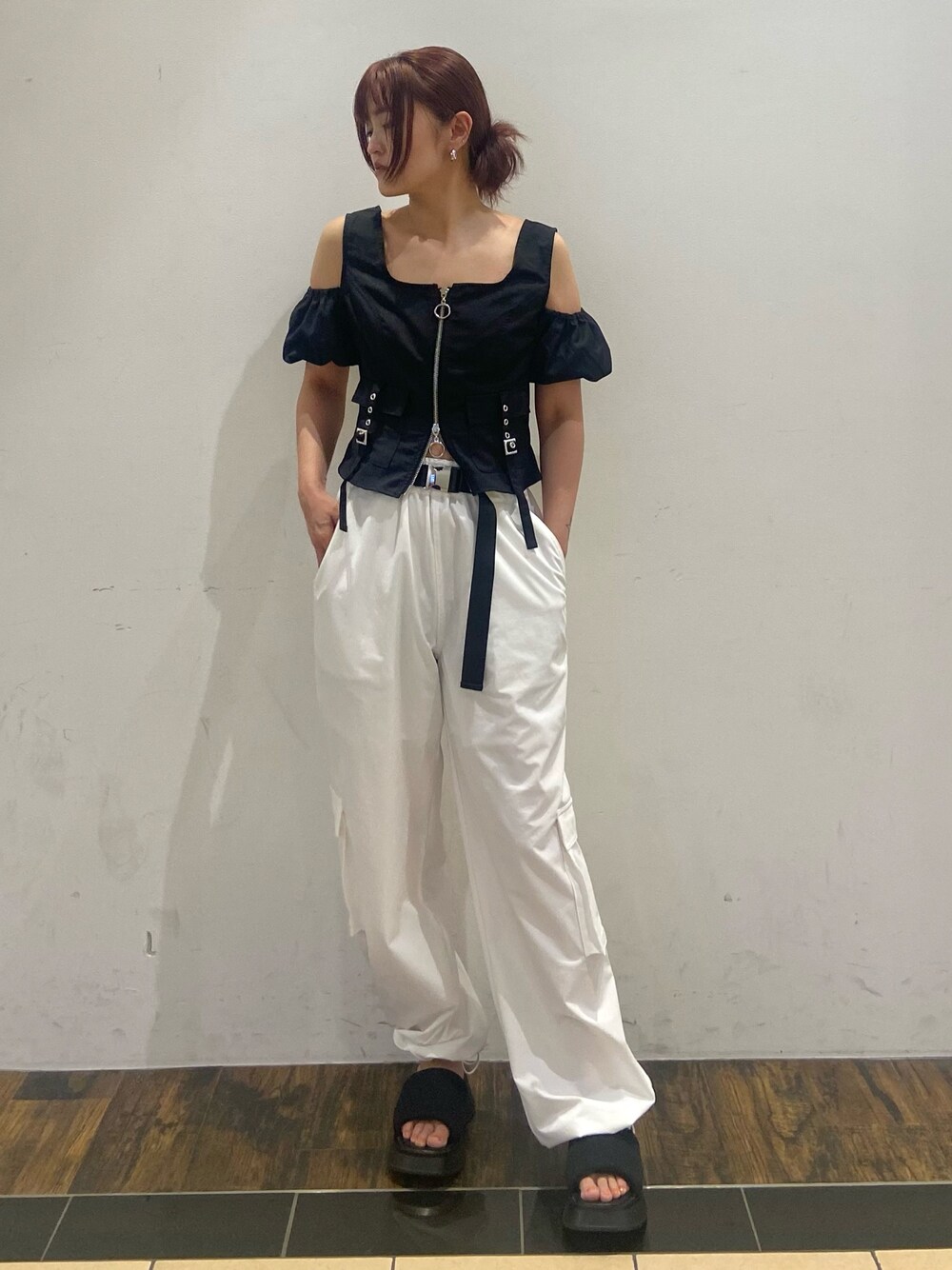 ブラック系のTシャツ/カットソー、ホワイト系のその他パンツ、ブラック系のサンダルを着用したレディースの夏コーディネートの1枚目の写真