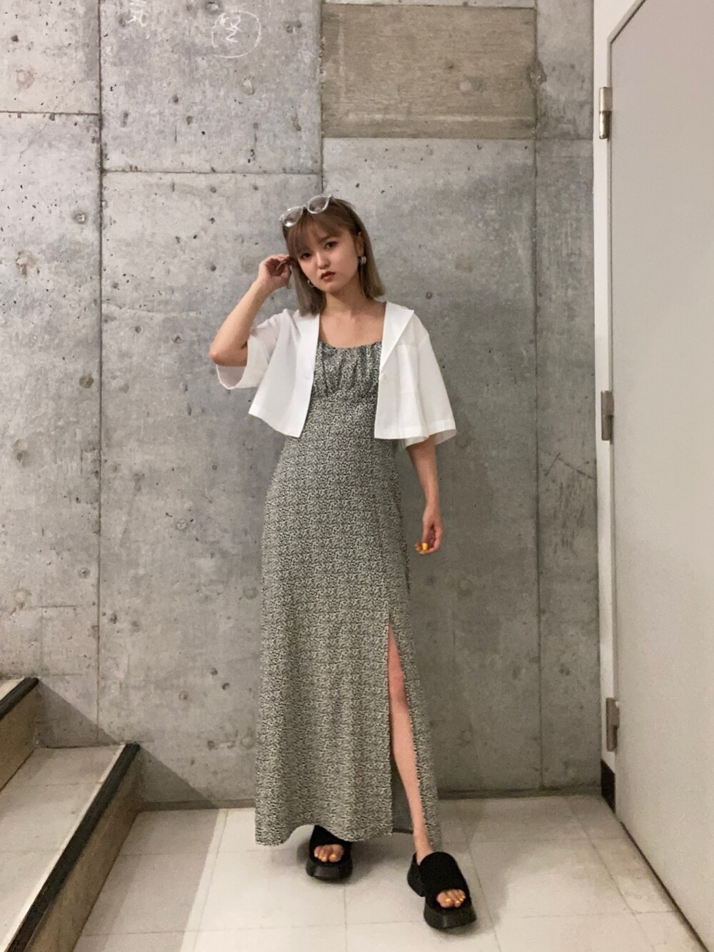 ホワイト系のシャツ/ブラウス、その他のワンピース、ブラック系のサンダルを着用したレディースの春コーディネートの1枚目の写真