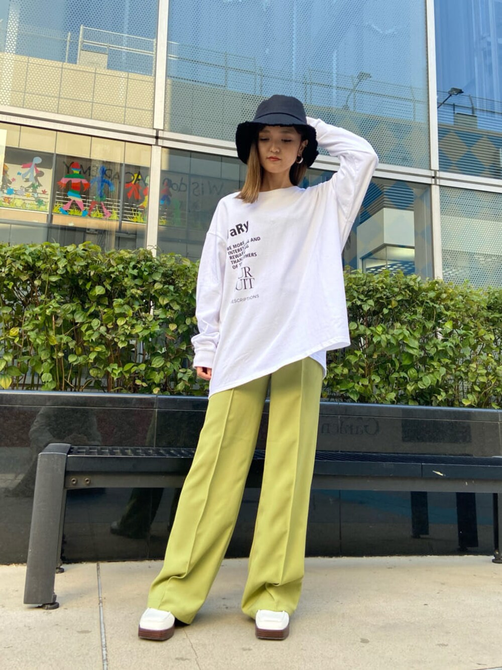 ホワイト系のローファー、ホワイト系のTシャツ/カットソー、イエロー系のその他パンツを着用したレディースの春コーディネートの1枚目の写真