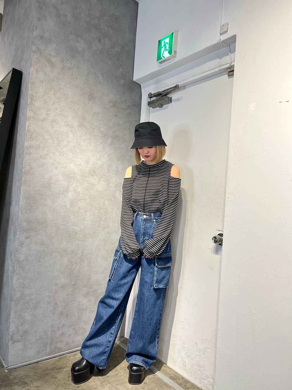 その他のTシャツ/カットソー、ブルー系のデニムパンツ、ブラック系のサンダルを着用したレディースの冬コーディネートの1枚目の写真