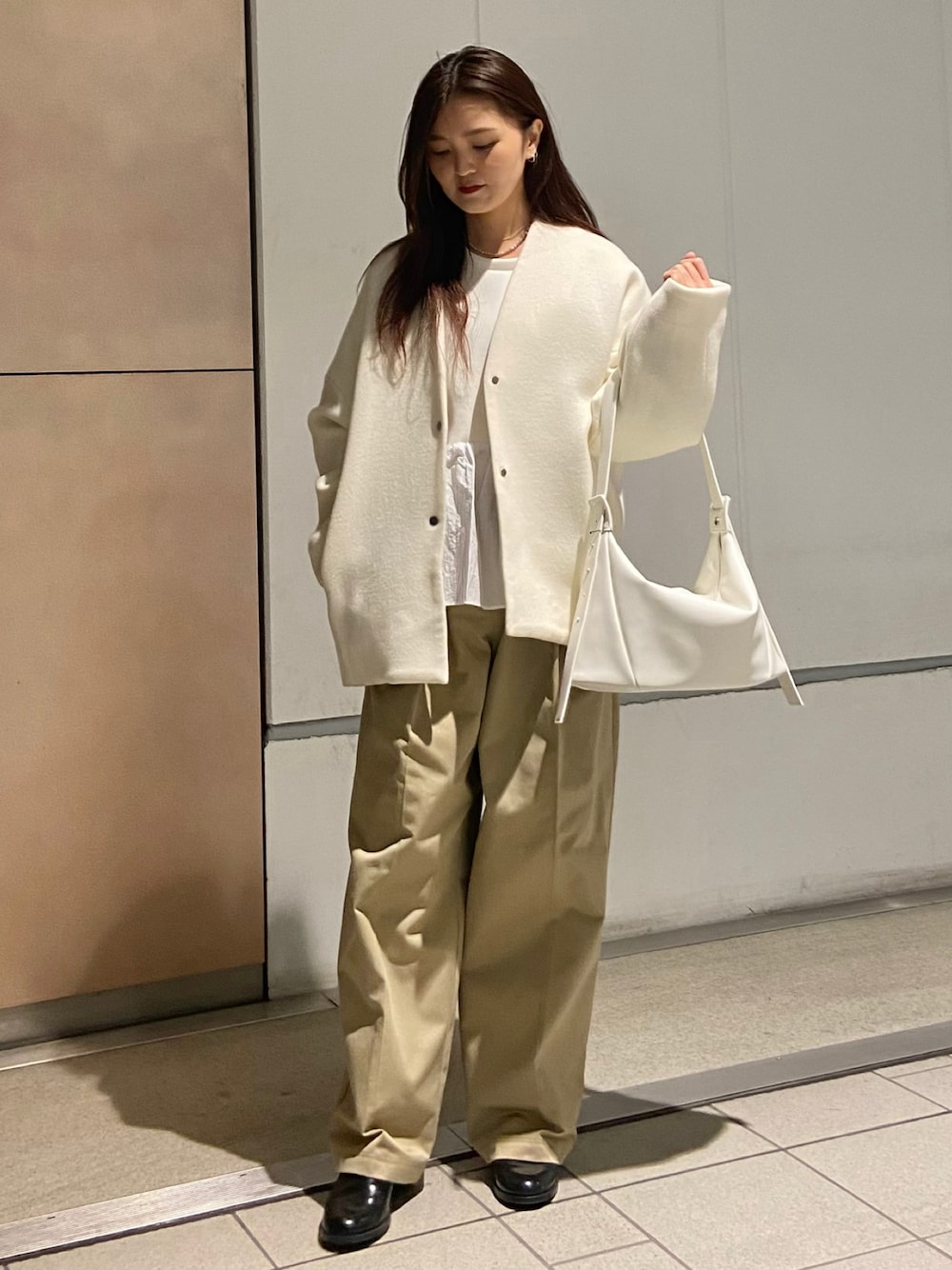 ホワイト系のノーカラージャケット、ホワイト系のTシャツ/カットソー、ベージュ系のその他パンツを着用したレディースの冬コーディネートの1枚目の写真