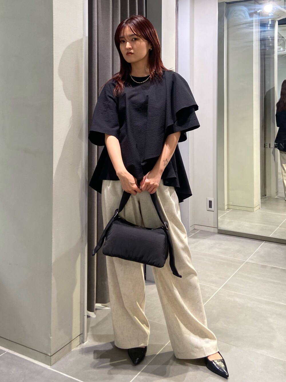 ブラック系のシャツ/ブラウス、ベージュ系のその他パンツ、ブラック系のサンダルを着用したレディースの春コーディネートの1枚目の写真