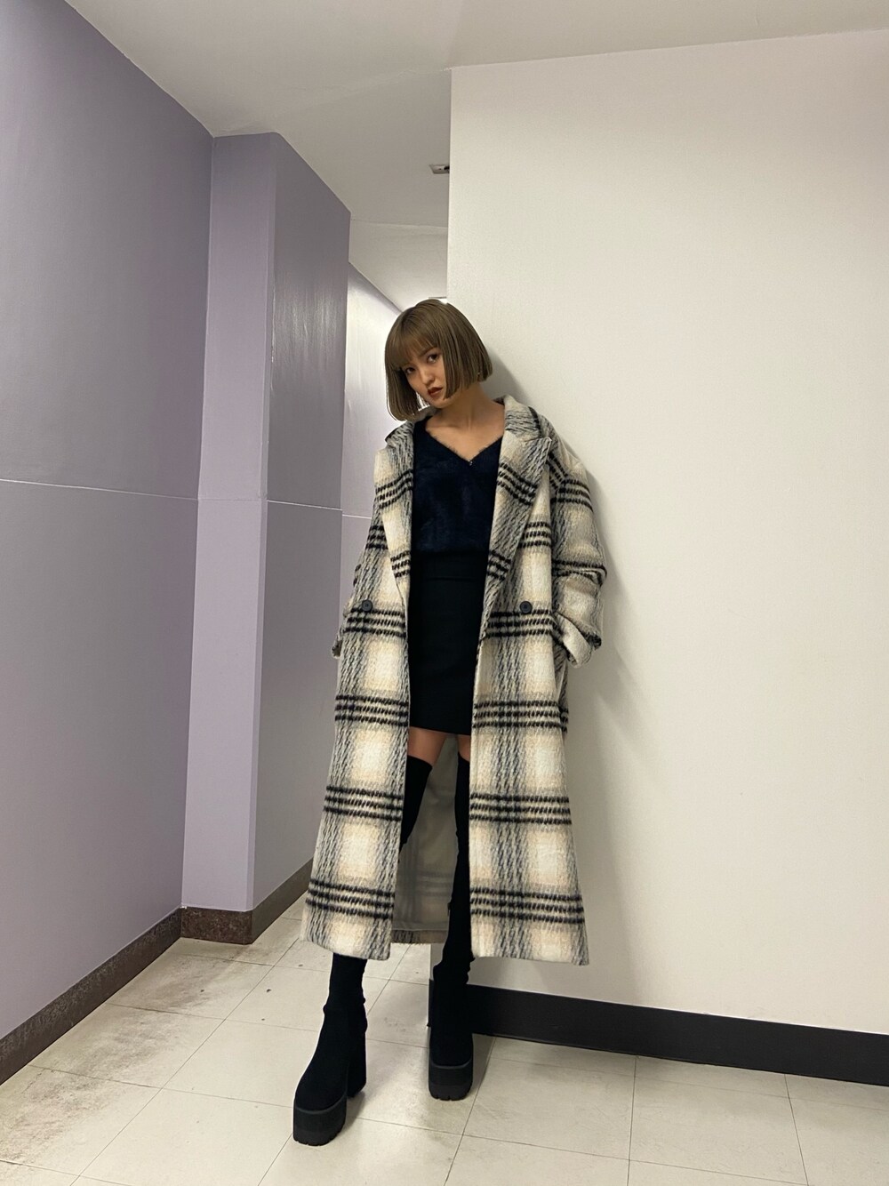 ブラック系のブーツ、ブラック系のスカート、その他のチェスターコートを着用したレディースの冬コーディネートの1枚目の写真