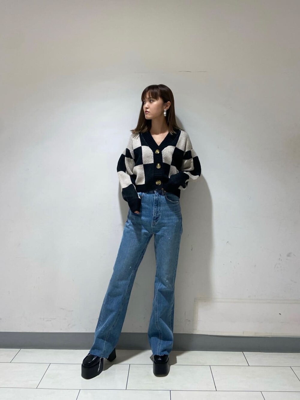 ブラック系のカーディガン/ボレロ、ブルー系のデニムパンツ、ブラック系のローファーを着用したレディースの冬コーディネートの1枚目の写真