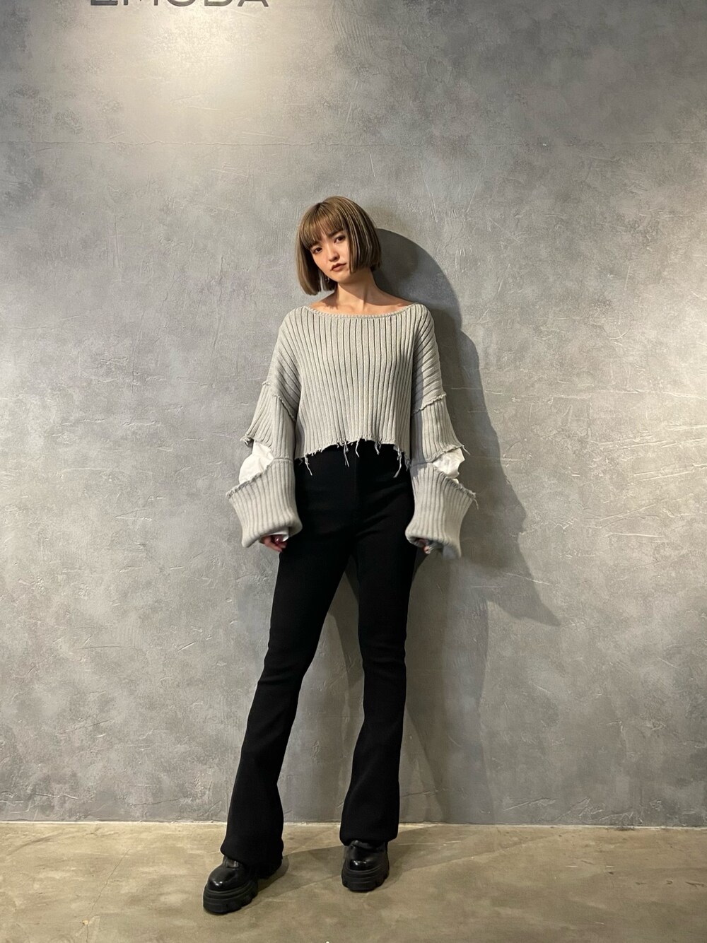 グレー系のニット/セーター、ブラック系のブーツ、ブラック系のその他パンツを着用したレディースの冬コーディネートの1枚目の写真