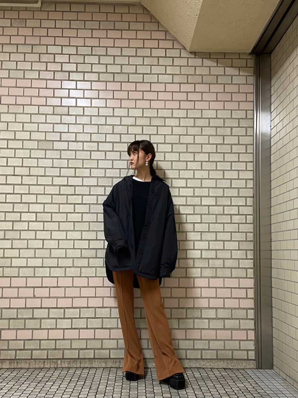 オレンジ系のその他パンツ、ブラック系のローファー、ブラック系のブルゾンを着用したレディースの秋コーディネートの1枚目の写真