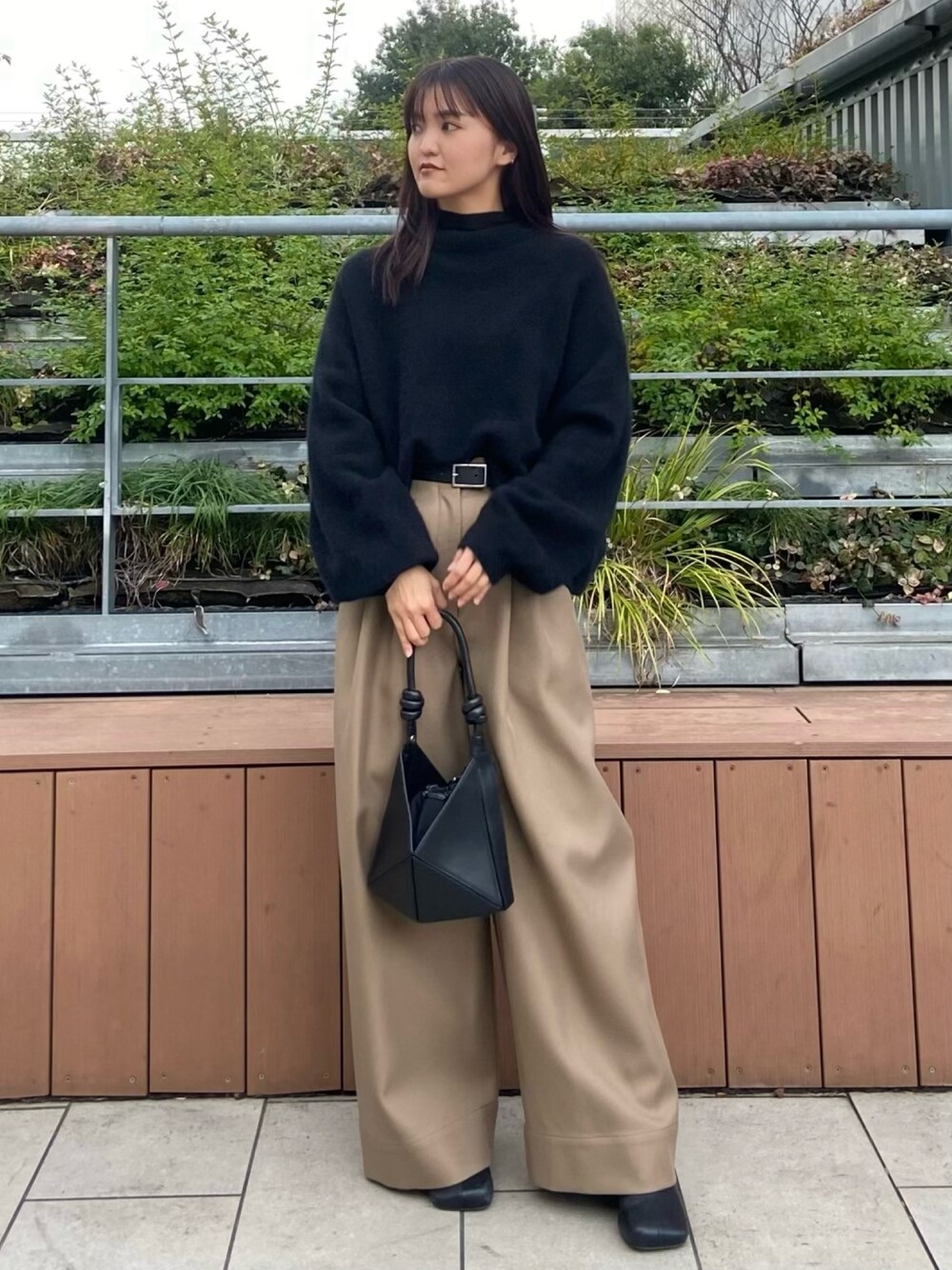 ブラック系のニット/セーター、ブラック系のニット/セーター、ベージュ系のその他パンツを着用したレディースの冬コーディネートの1枚目の写真