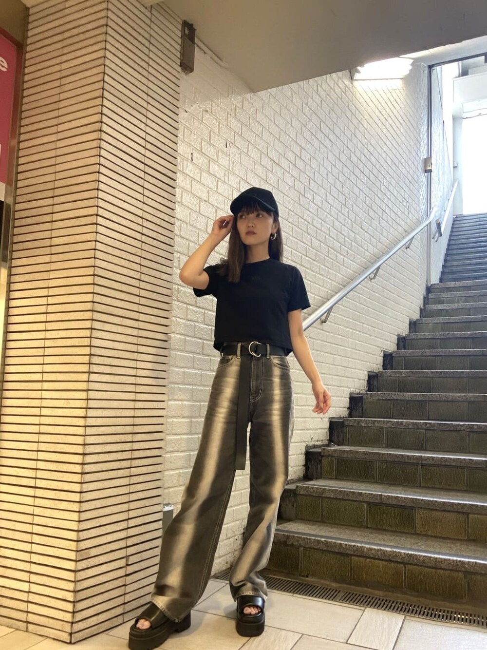 ブラック系のサンダル、ブラック系のデニムパンツ、ブラック系のTシャツ/カットソーを着用したレディースの春コーディネートの1枚目の写真