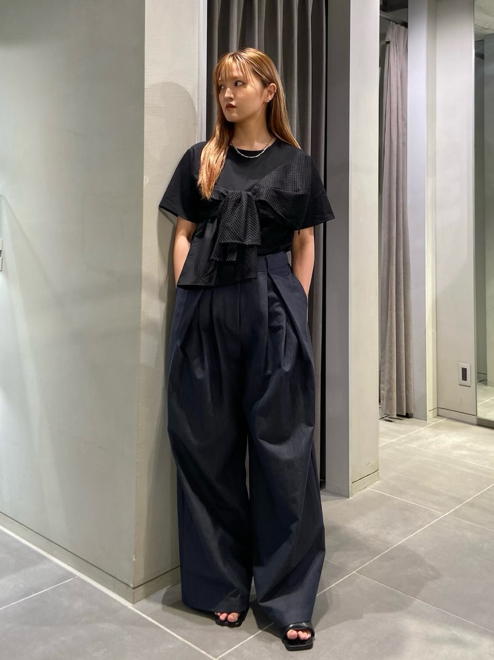 ブラック系のTシャツ/カットソー、ブルー系のその他パンツ、ブラック系のサンダルを着用したレディースの夏コーディネートの1枚目の写真