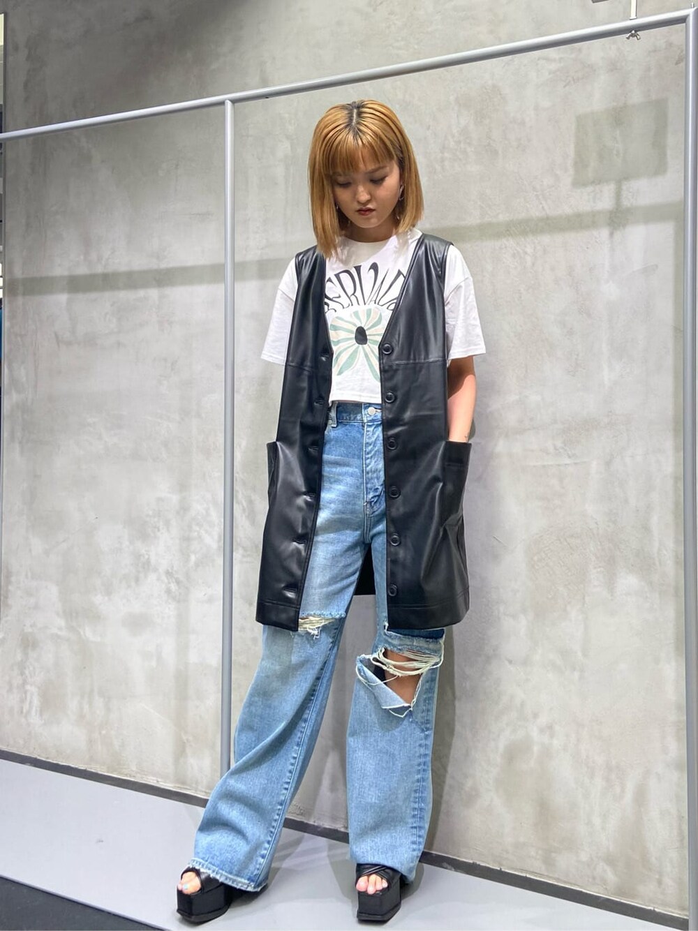 ブラック系のワンピース、ブルー系のデニムパンツ、ホワイト系のTシャツ/カットソーを着用したレディースの夏コーディネートの1枚目の写真