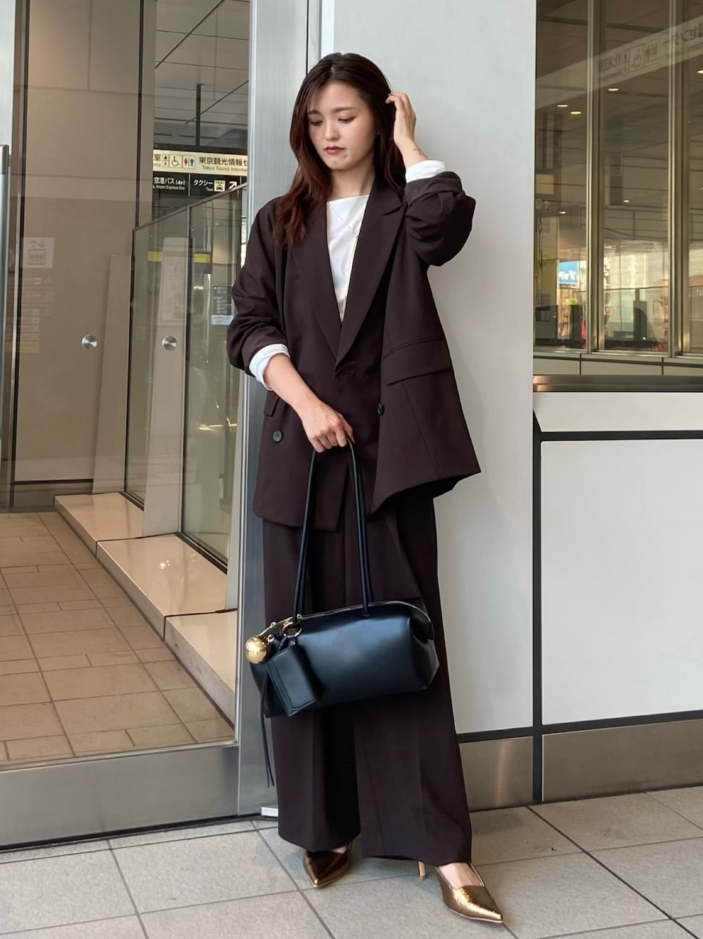 ホワイト系のTシャツ/カットソー、ブラック系のボストンバッグ、ブラウン系のその他パンツを着用したレディースの夏コーディネートの1枚目の写真