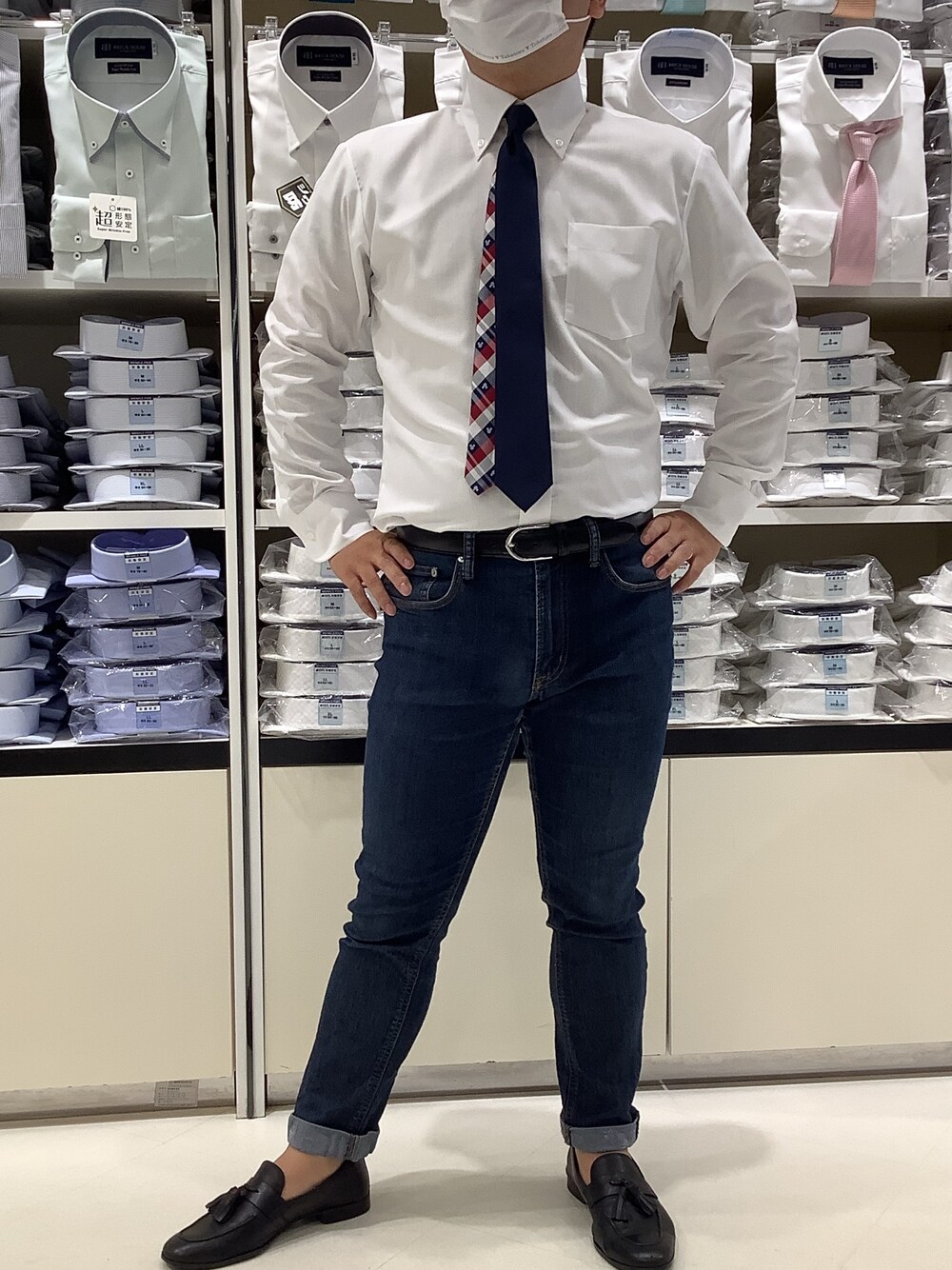 ホワイト系のビジネスシャツ、その他のネクタイ、ブラック系のベルトを着用したメンズの秋コーディネートの1枚目の写真