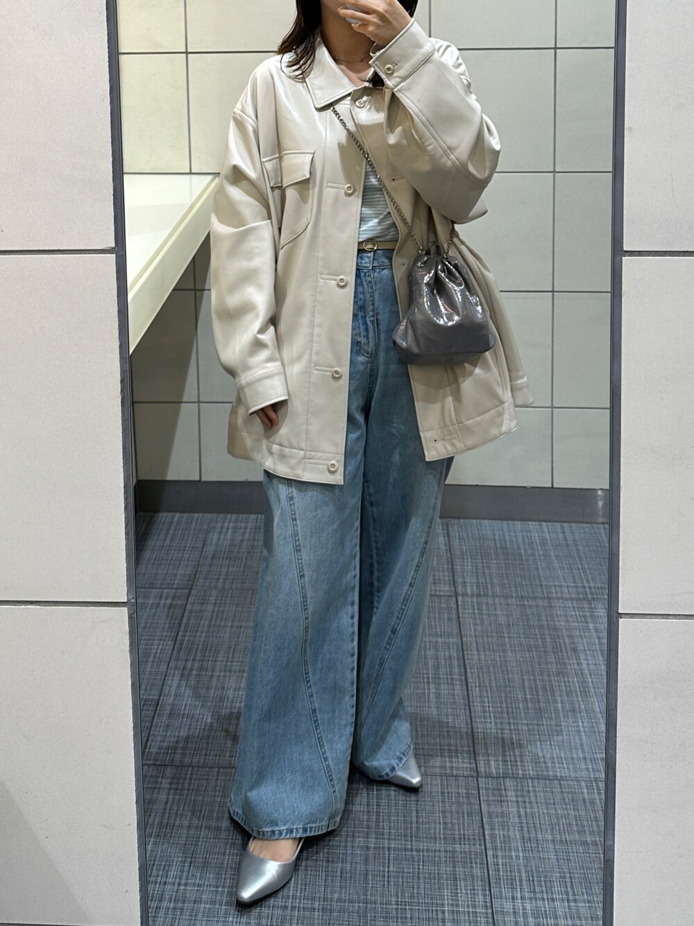 「春のおしゃ見えテクニック、おでかけコーデ、今日のコーデ、春アウター、春服みてみて、ショルダーバッグ、デニム、シルバー、デートコーデ、ボーダー、春コーデ、プチプラ、お洒落さんとつながりたい、オトナカジュアル、低身長」｜「Kastaneの【2023SSアイテム/WEB限定】フェイクレザーオーバージャケット（ブルゾン、ホワイト系）」を使った、miso814さん（レディース・155cm）の春コーディネートの1枚目の写真