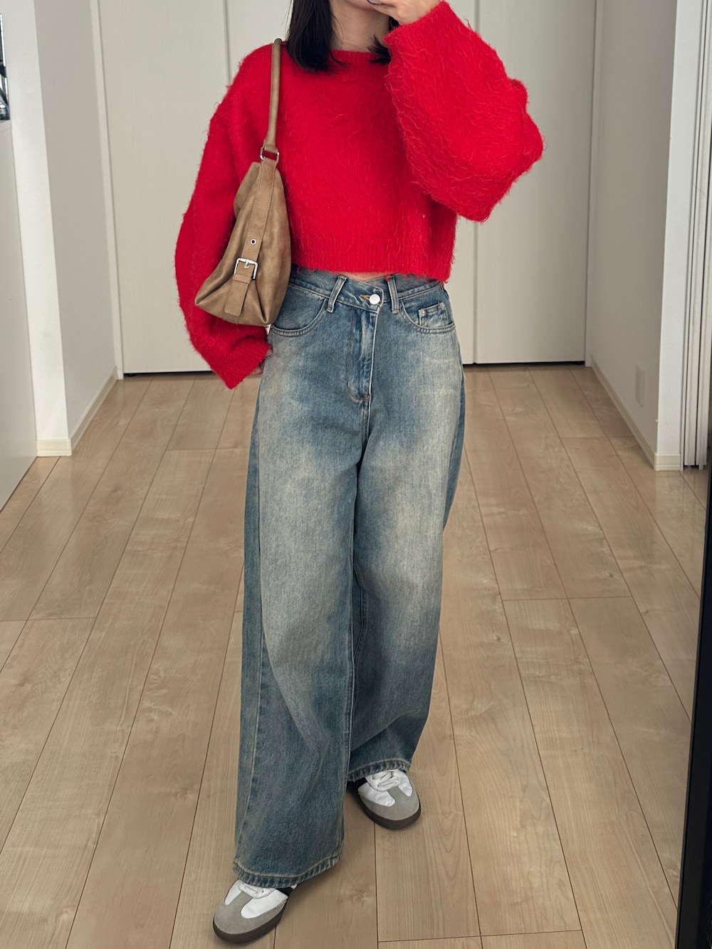 「プチプラ、冬服、初春コーデ、おしゃれさんと繋がりたい、デニム、スニーカー、赤ニット、トートバッグ、お出かけコーデ、オトナカジュアル、低身長コーデ、休日スタイル、韓国ファッション、ニット、デニムコーデ」｜「mysticのウールシャギーショートニット（ニット/セーター、レッド系）」を使った、miso814さん（レディース・155cm）の冬コーディネートの1枚目の写真