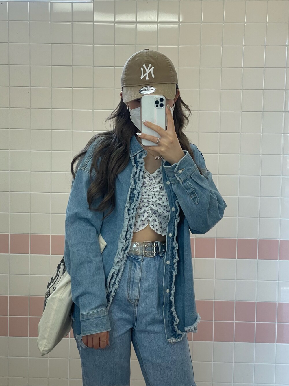 「カジュアル、デニムコーデ、outfit、SHEIN」｜「X-girlのRUFFLE SHIRT（シャツ/ブラウス、ホワイト系）」を使った、🤍さん（レディース・161cm）の春コーディネートの1枚目の写真