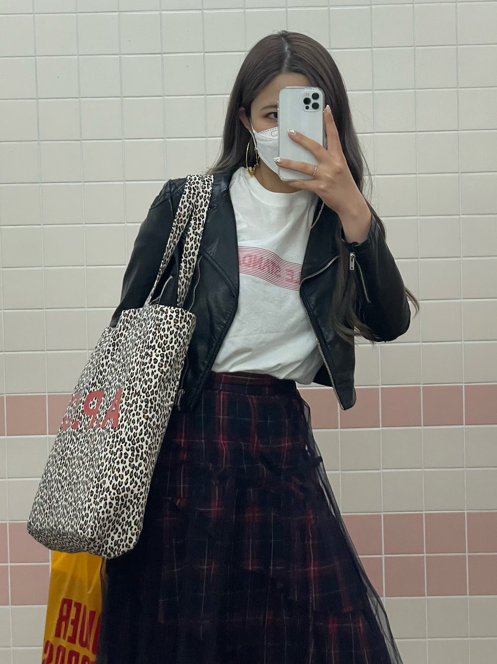 「おしゃれさんと繋がりたい、骨格ウェーブ、outfit、カジュアル」｜「A.P.C.のアイテム（トートバッグ、その他）」を使った、🤍さん（レディース・161cm）の春コーディネートの1枚目の写真