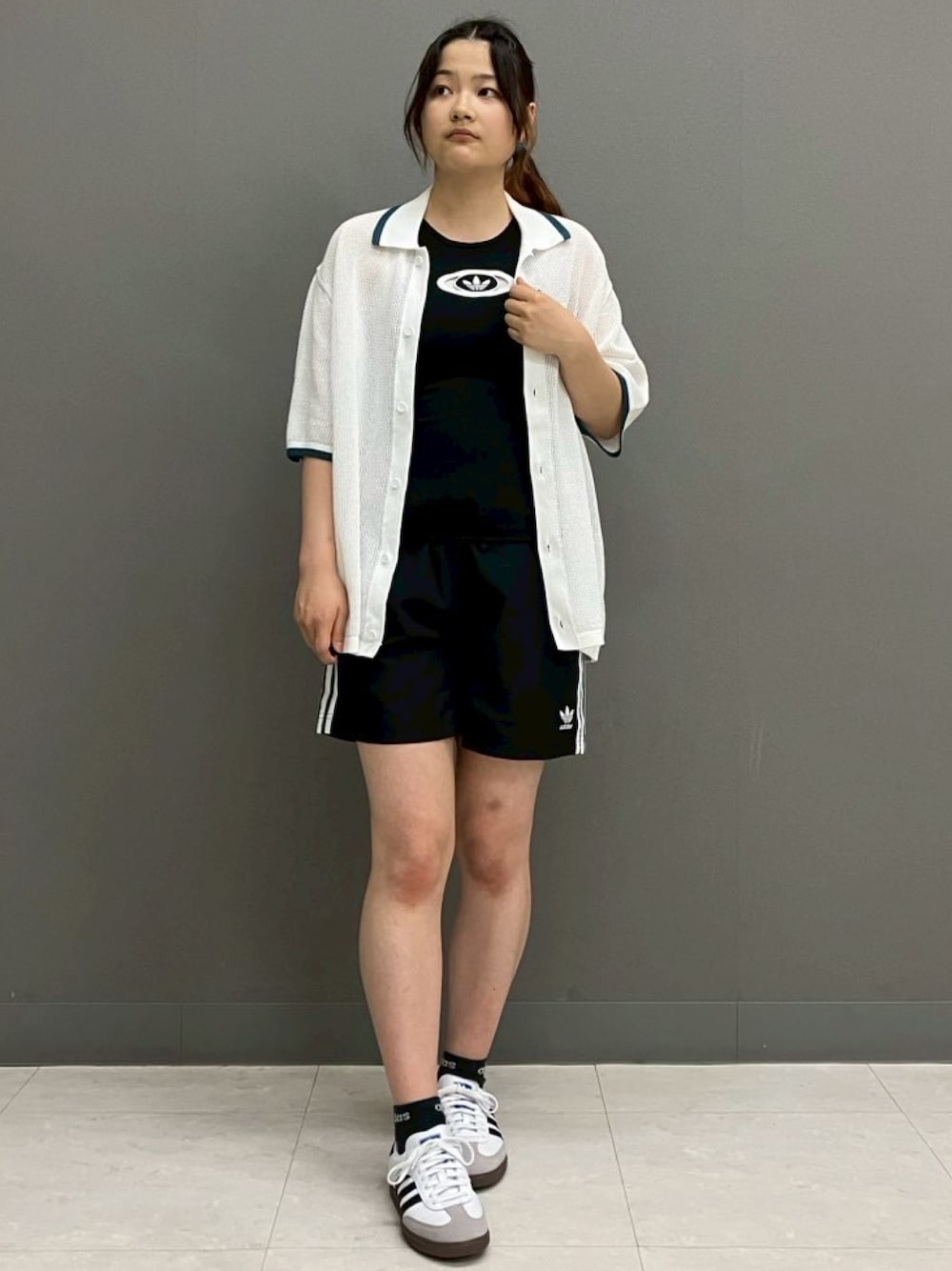 「スニーカー、夏、adidas、アディダス、adidas originals、アディダスオリジナルス、サンバ、夏ファッション」｜「adidasのアディダス オリジナルス ボタン ニットシャツ / アディダスオリジナルス adidas Originals（シャツ/ブラウス、ホワイト系）」を使った、HAさん（レディース・158cm）の夏コーディネートの1枚目の写真