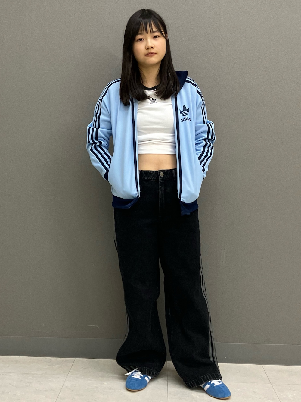 「adidas、アディダス、水色、アディダス(adidas)、adidas originals、TOKYO、トラックジャケット、アディダスオリジナルス、水色こーで、トラックトップ」｜「adidasのスリーストライプス 半袖ベビーTシャツ / アディダスオリジナルス adidas Originals（Tシャツ/カットソー、ホワイト系）」を使った、HAさん（レディース・158cm）の冬コーディネートの1枚目の写真