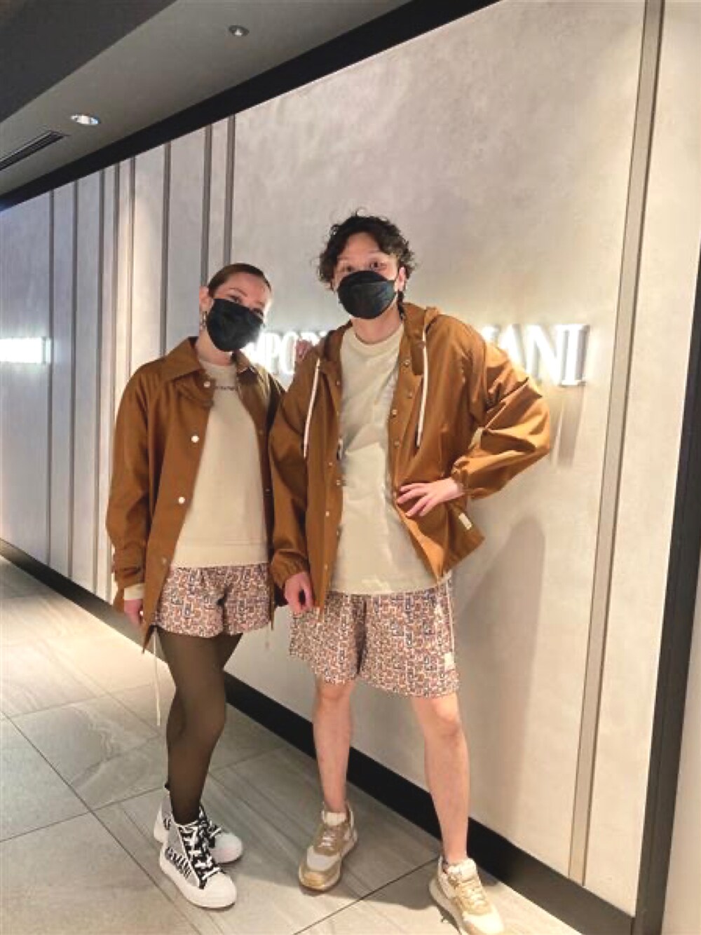 ベージュ系のスニーカー、その他のその他パンツ、ブラウン系のマウンテンパーカーを着用したメンズの春コーディネートの1枚目の写真